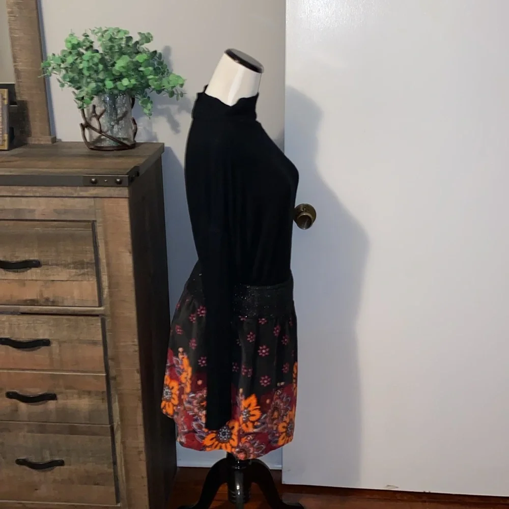 Free People Vintage floral embroidered mini skirt excellent like new size Large